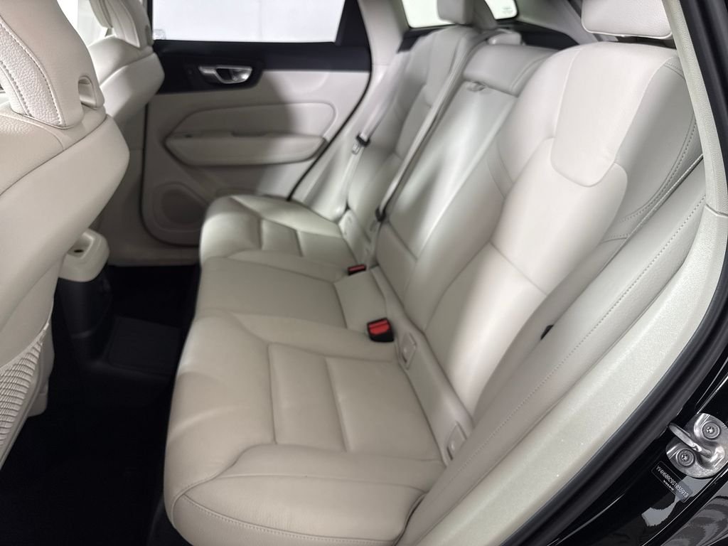 2025 Volvo XC60 Plus - Photo 12
