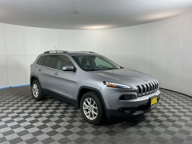Used 2018 Silver Jeep Latitude image 3