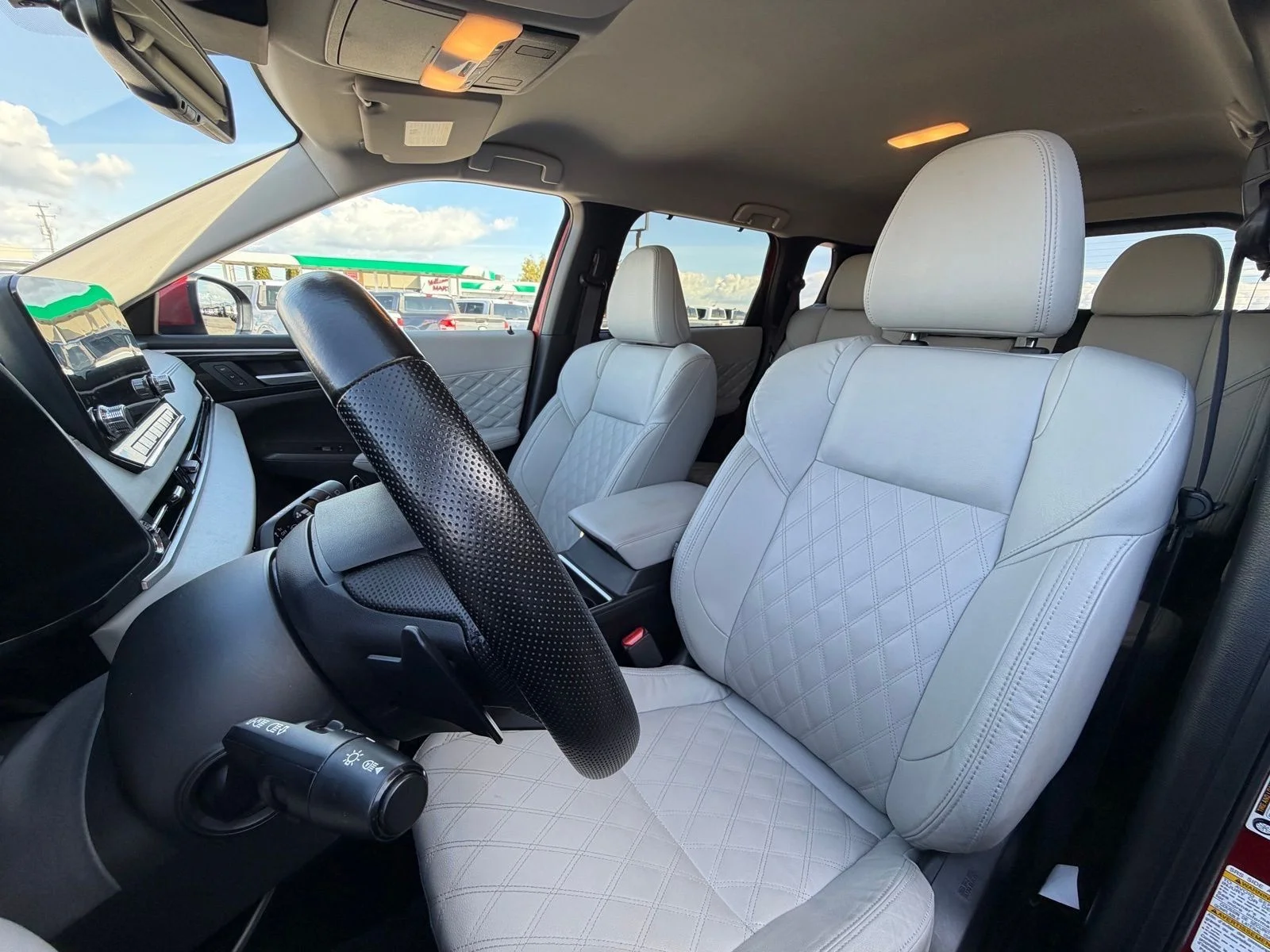 Used 2024 Silver Mitsubishi SEL image 11