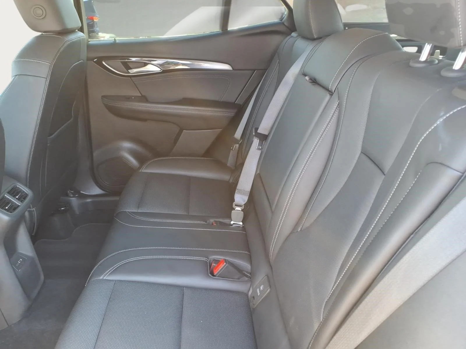 Used 2024 Summit White Gaz Buick Preferred image 14