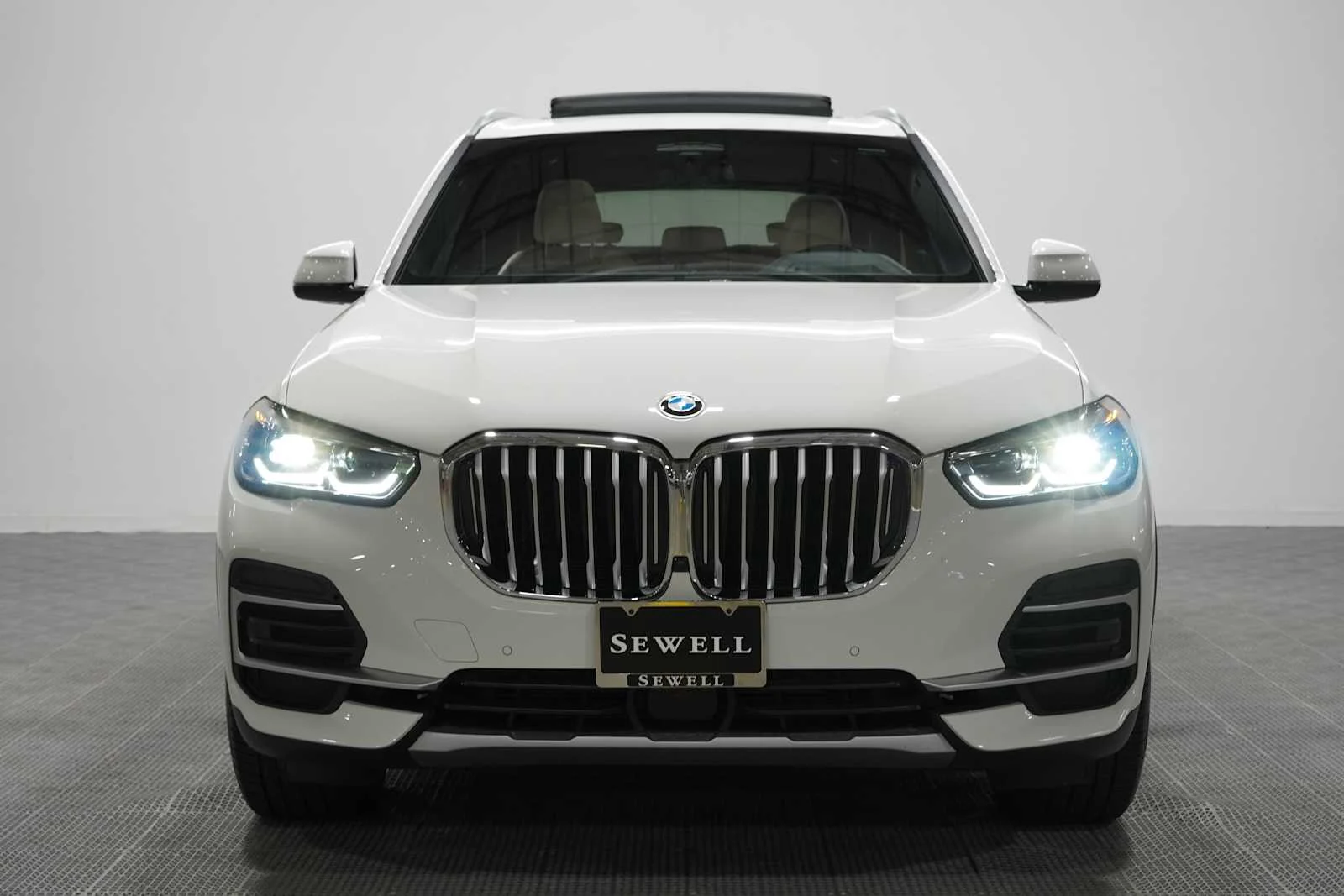 Certified Used 2022 Alpine White BMW xDrive40i image 2