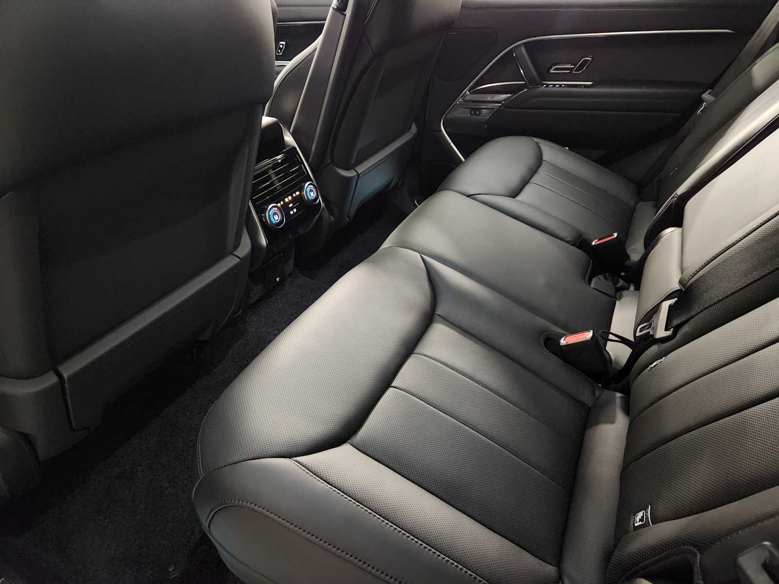 New 2027 Carpathian Grey Premium Metallic Land Rover SE image 28