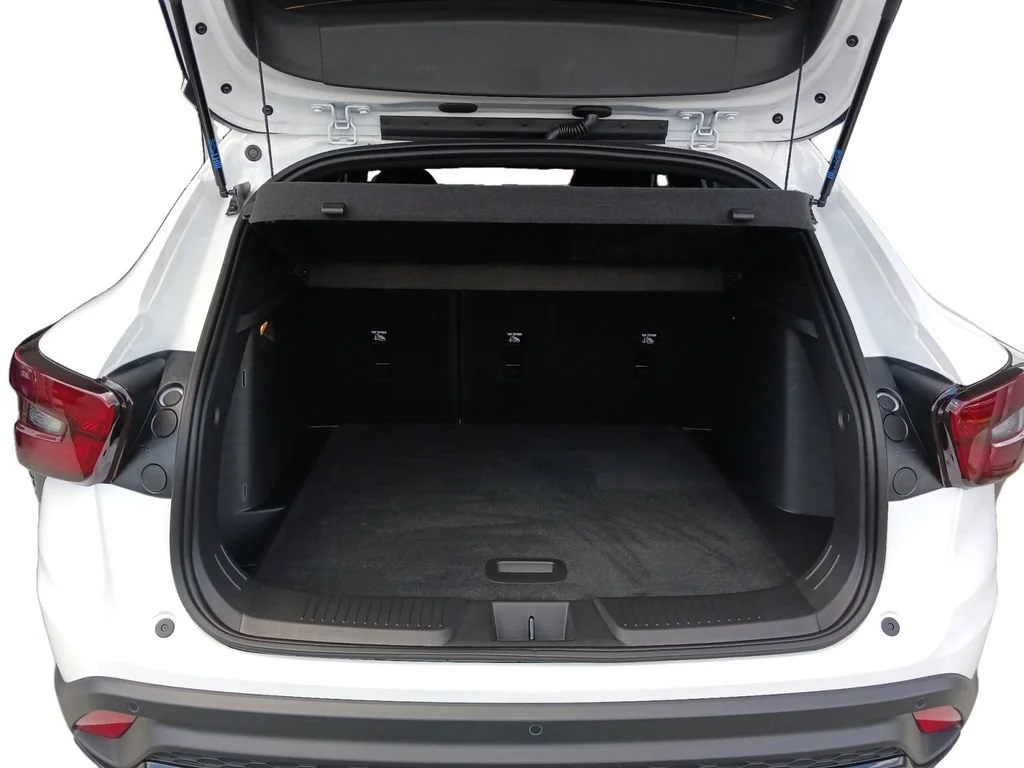 Used 2026 Summit White Chevrolet 2RS image 13