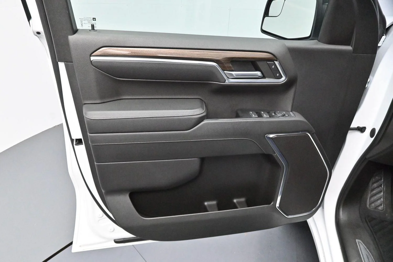 Used 2023 Summit White Chevrolet RST image 9