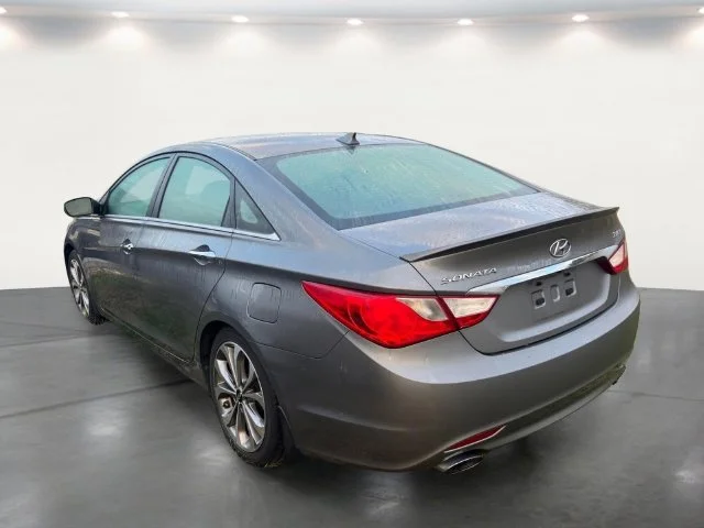 Used 2013 Gray Hyundai SE image 19