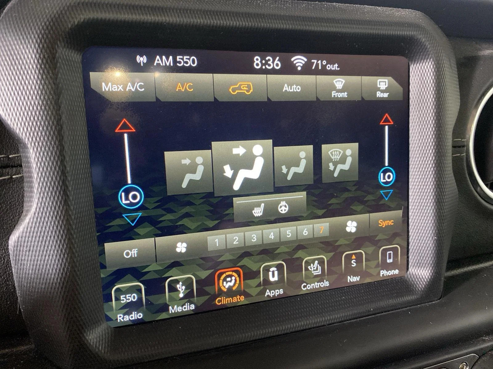 Used 2019 Hellayella Jeep Sahara image 22