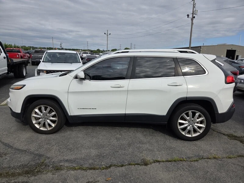 Used 2016 WHITE JEEP FWD 4DR LIMITED image 8