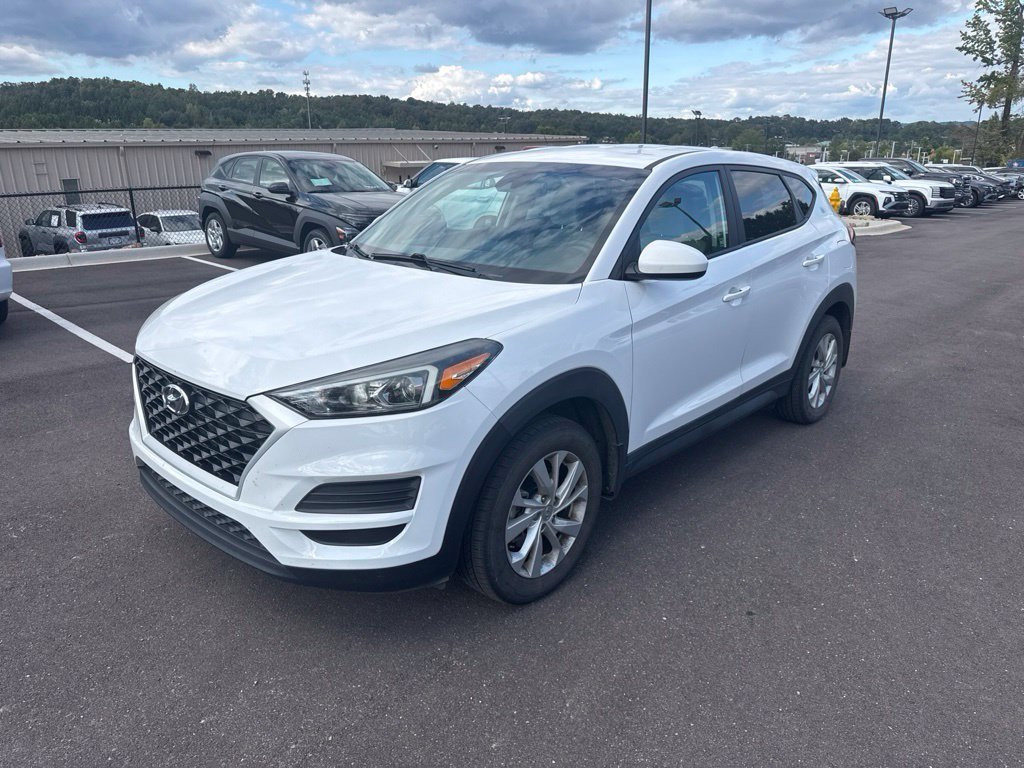 Used 2020 White Hyundai SE image 3
