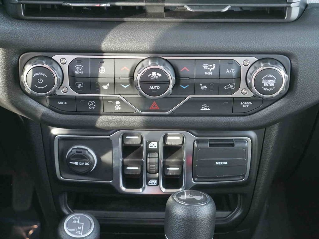New 2026 Granite Crystal Metallic Clearcoat Jeep Sport S image 6