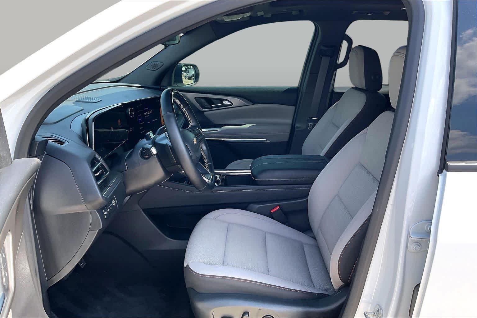 Used 2025 Summit White Chevrolet LT image 8