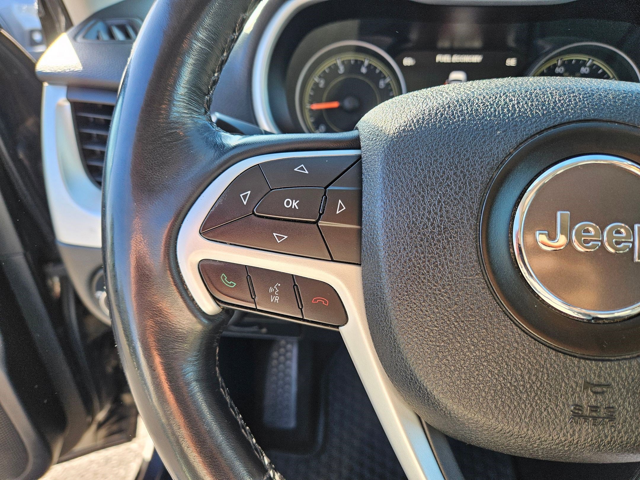 Used 2015 Granite Crystal Clearcoat Metallic Jeep Trailhawk image 17