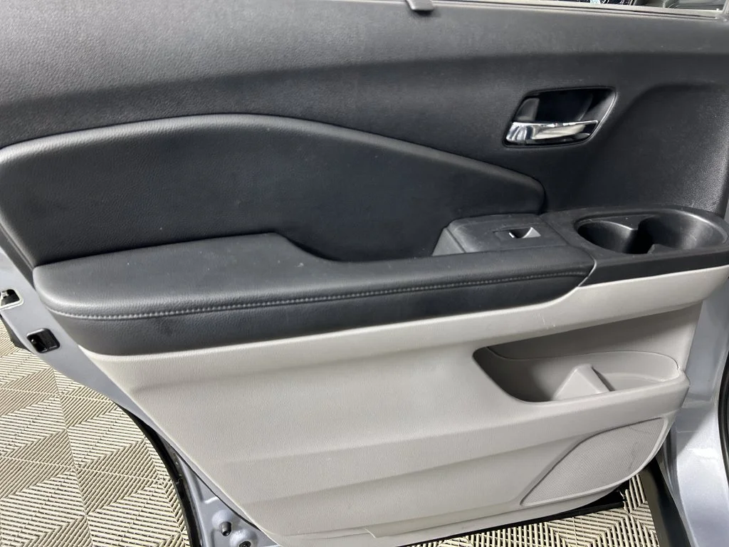 Used 2019 Silver Honda Touring image 15