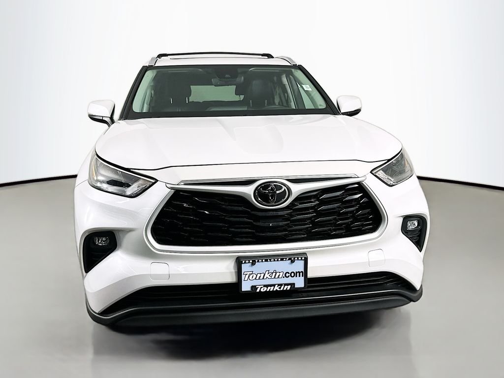 Used 2023 Pearl Toyota XLE image 3