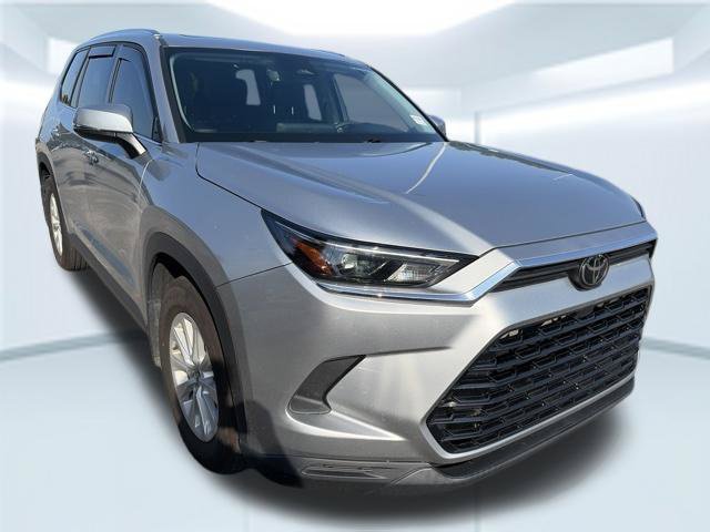 Used 2024 Silver Toyota XLE image 4