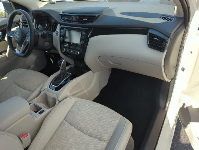 Used 2022 White Nissan SV image 22