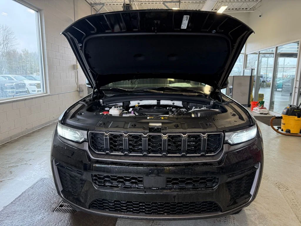 New 2026 Diamond Black Crystal Pearl-Coat Exterior Paint Jeep Altitude image 52