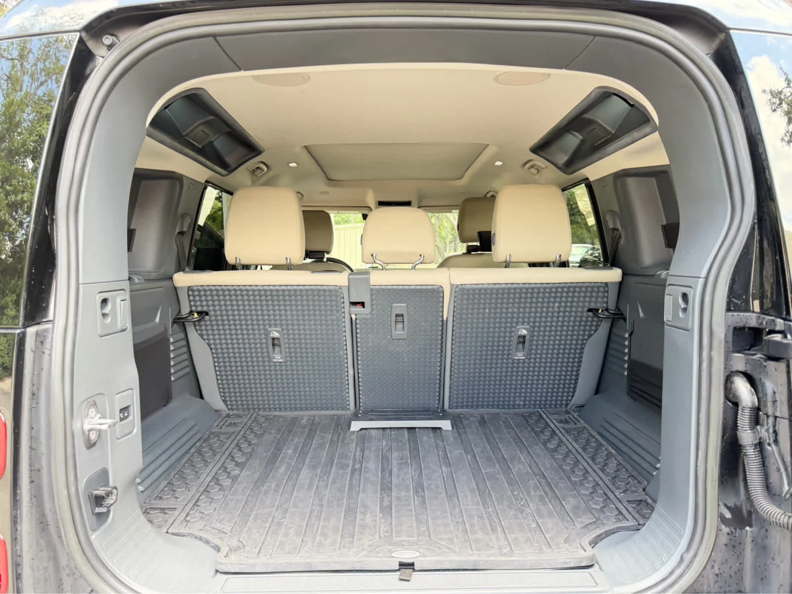 Used 2023 Carpathian Grey Premium Metallic Land Rover SE image 25