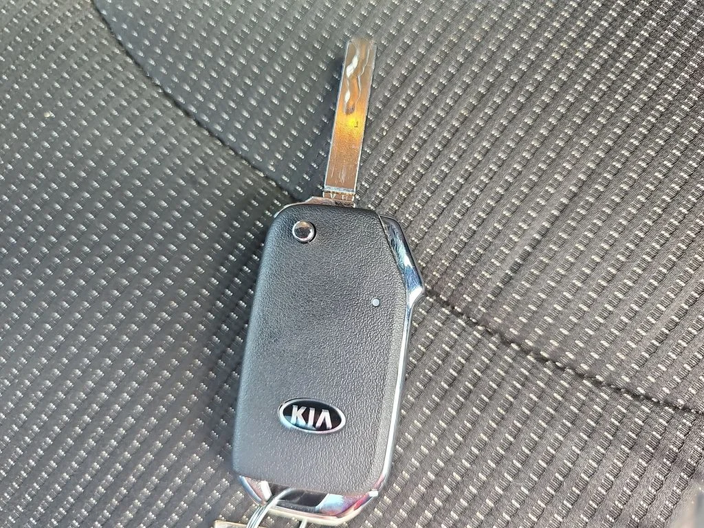 Used 2021 White Kia LXS image 33
