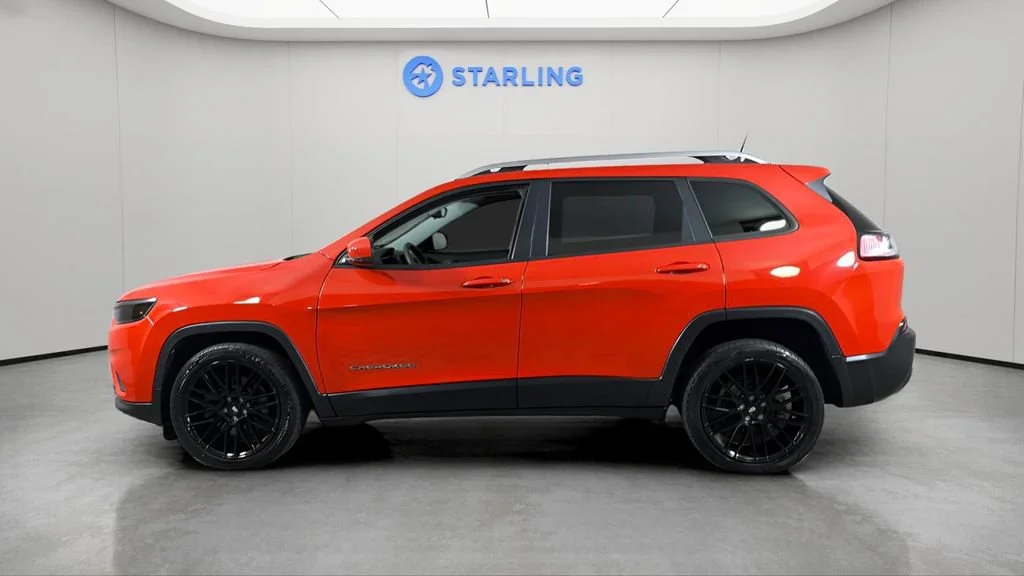 Used 2021 Orange Jeep Latitude FWD image 4
