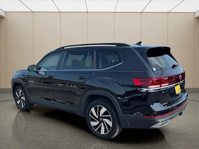 Used 2025  Volkswagen 2.0T SE w/Technology image 4