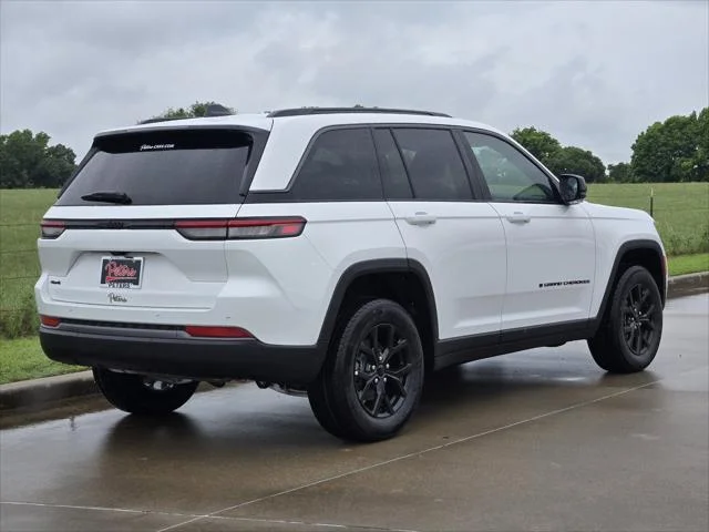 New 2026 Bright White Clear-Coat Exterior Paint Jeep Altitude image 3
