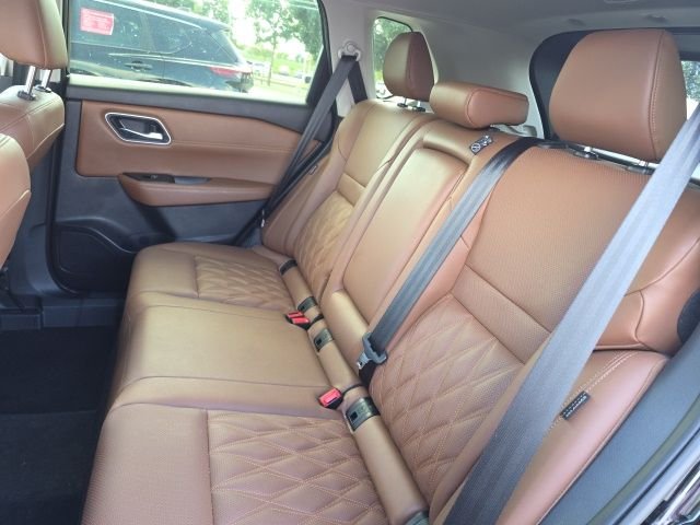 Used 2024 Black Nissan Platinum image 7