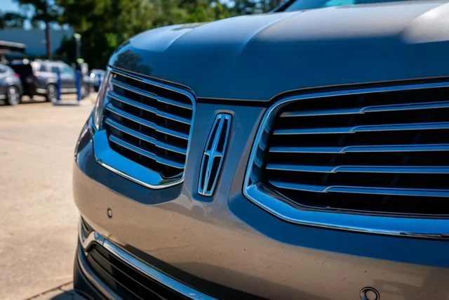 Used 2016 Luxe Metallic Lincoln Reserve image 13