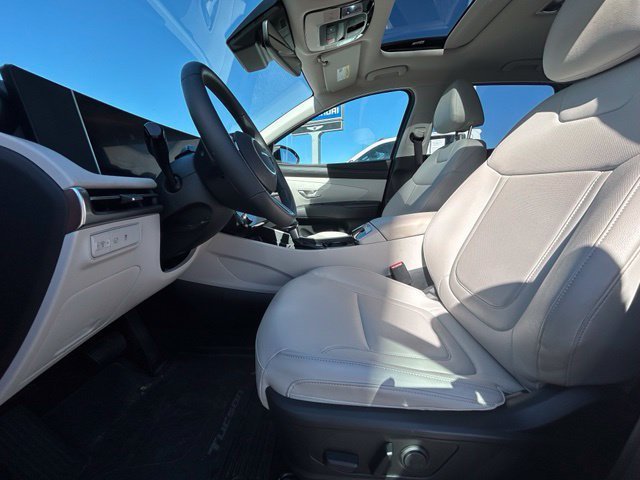 Used 2025 Red Hyundai SEL Convenience image 4
