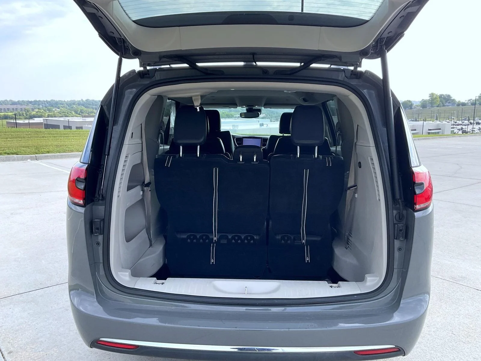 Used 2022 White Chrysler Touring L image 9
