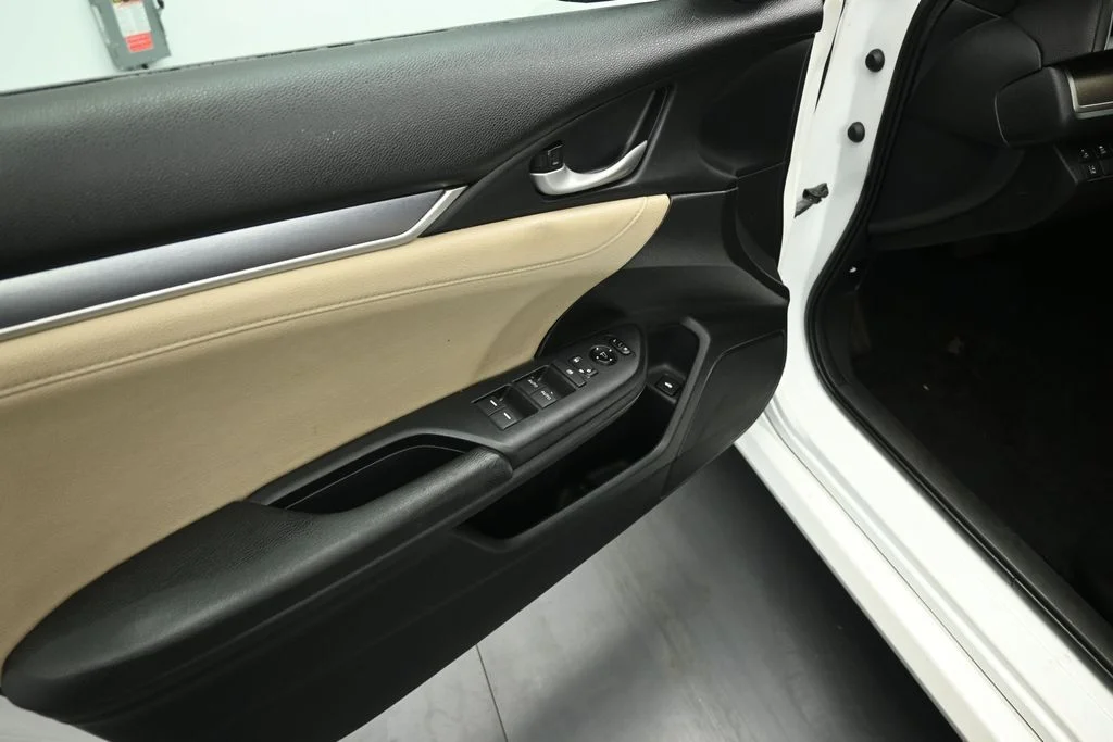 Used 2016 White Honda Touring image 8
