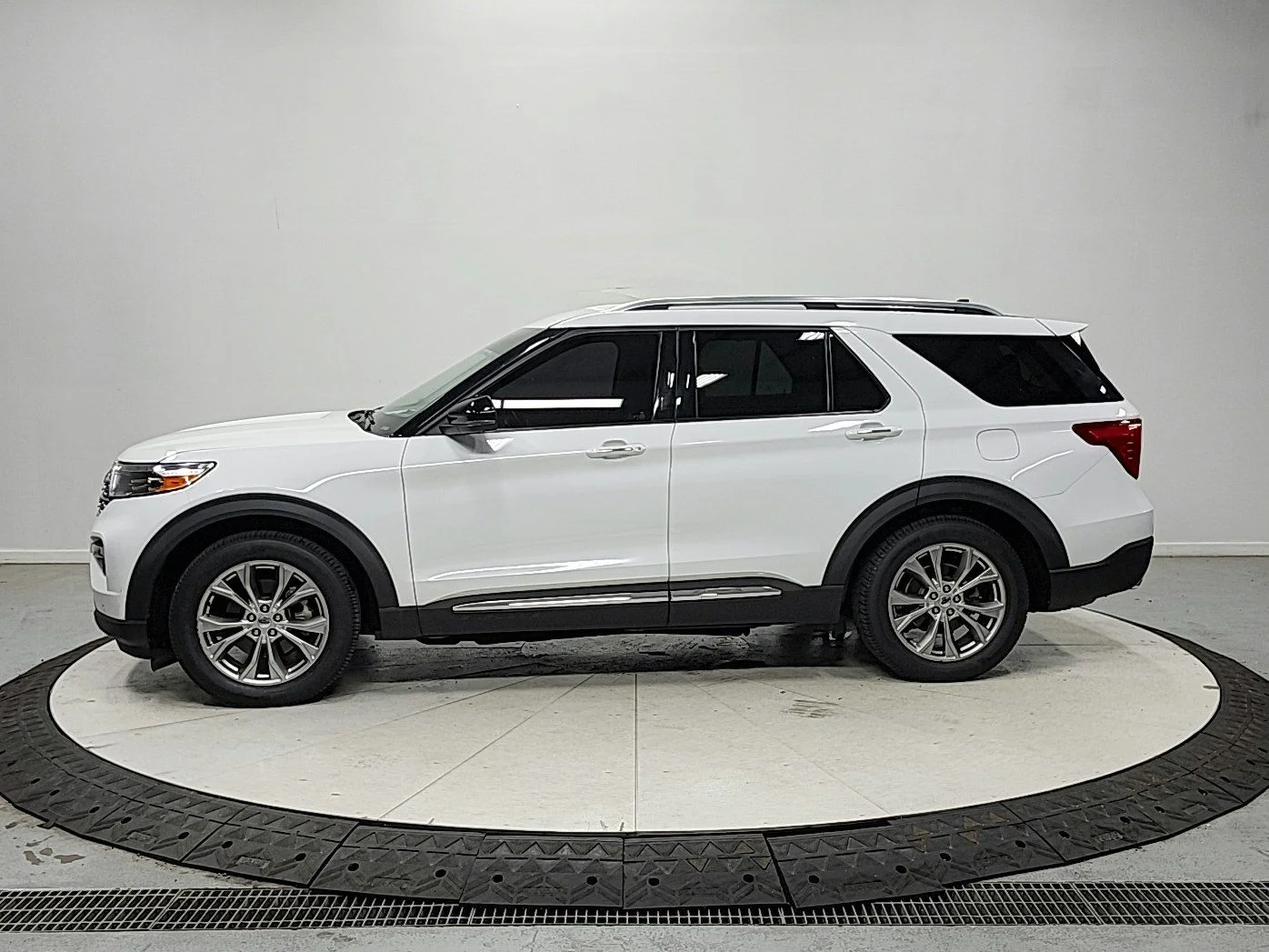 Used 2021 White Ford Limited image 4