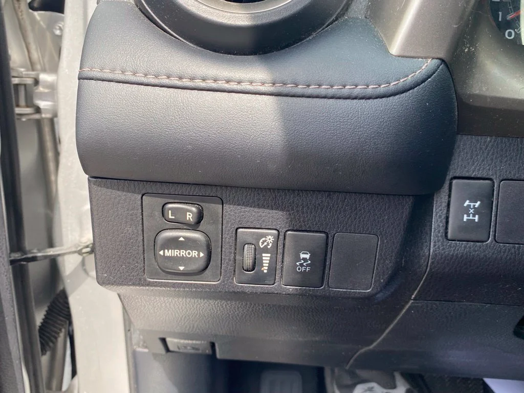 Used 2013 Silver Toyota XLE image 24