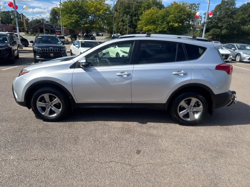 Used 2015 Silver Toyota XLE image 4