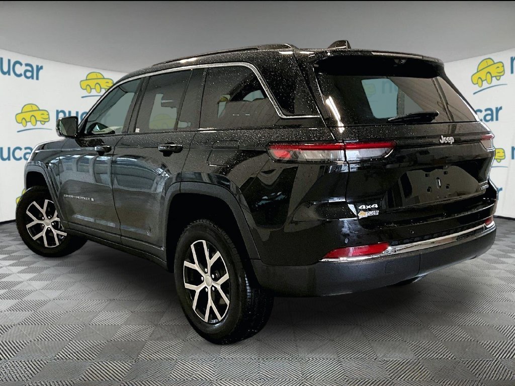 Used 2025 Diamond Black Crystal Pearlcoat Jeep Limited image 4