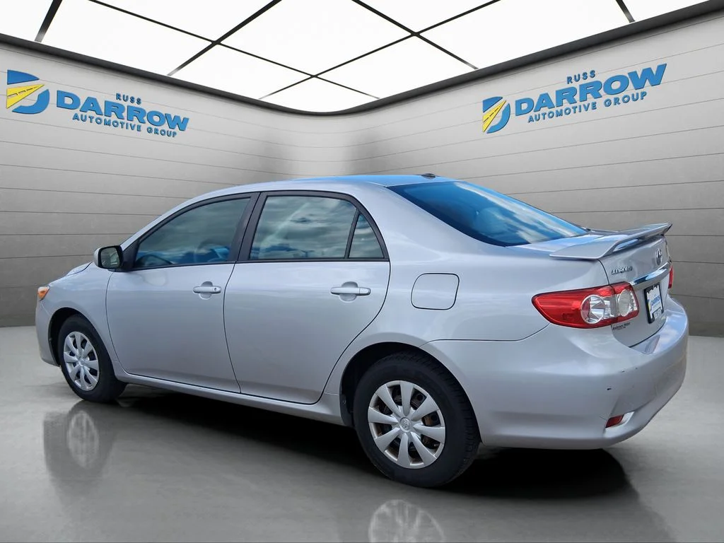 Used 2011 Silver Toyota LE image 3