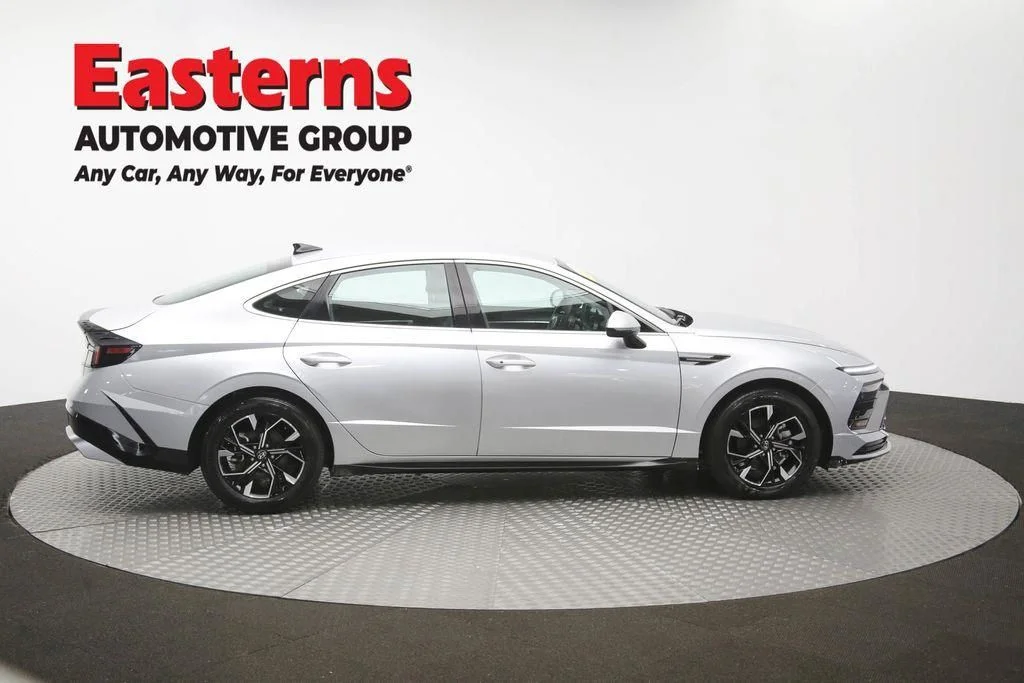 Used 2025 Silver Hyundai SEL image 47