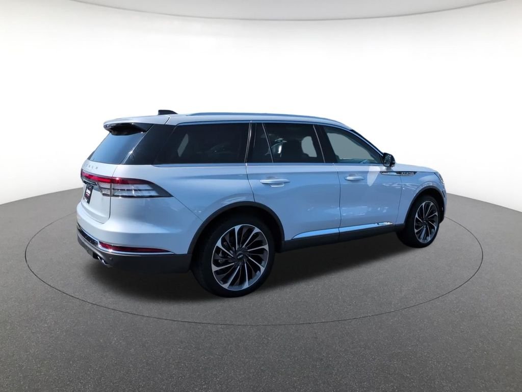 Used 2025 White Lincoln Reserve image 5
