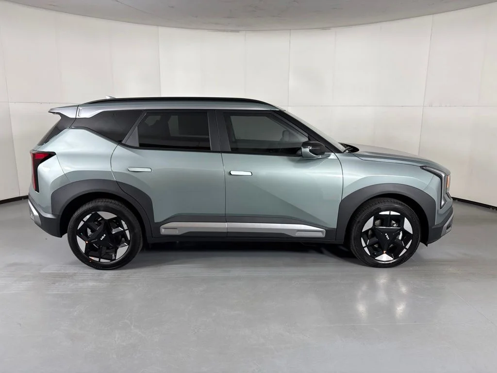 New 2027 Iceberg Green Kia EX image 9