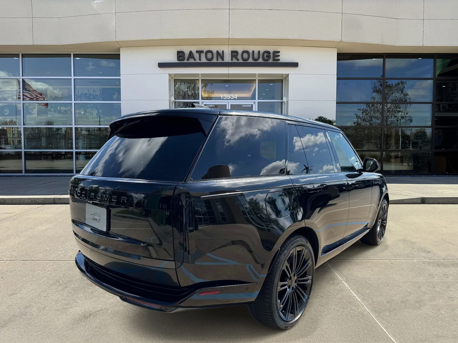 New 2026 Santorini Black Land Rover SE image 3