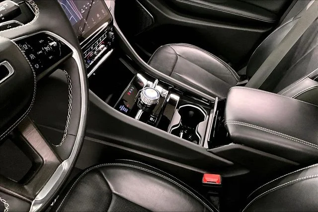 Used 2023 Diamond Black Crystal Pearlcoat Jeep Overland image 18
