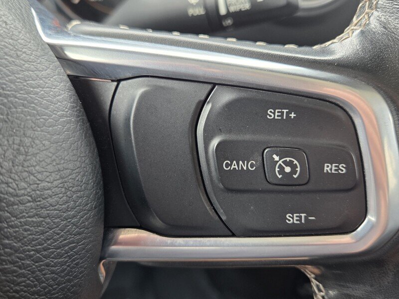 Certified Used 2020 Hydro Blue Pearlcoat JEEP OVERLAND 4X4 image 32