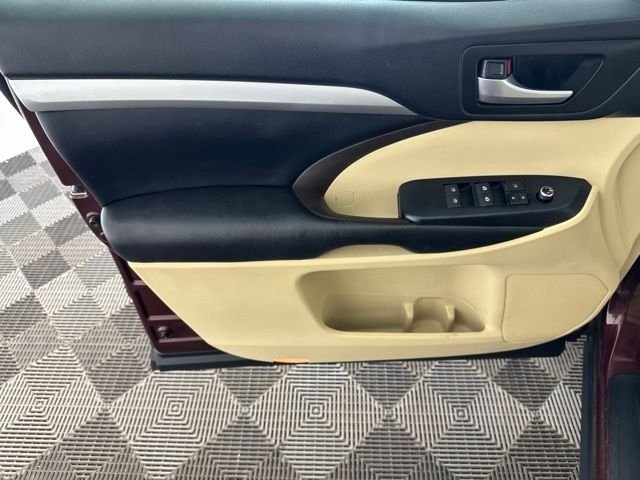 Used 2018 Red Toyota XLE image 21
