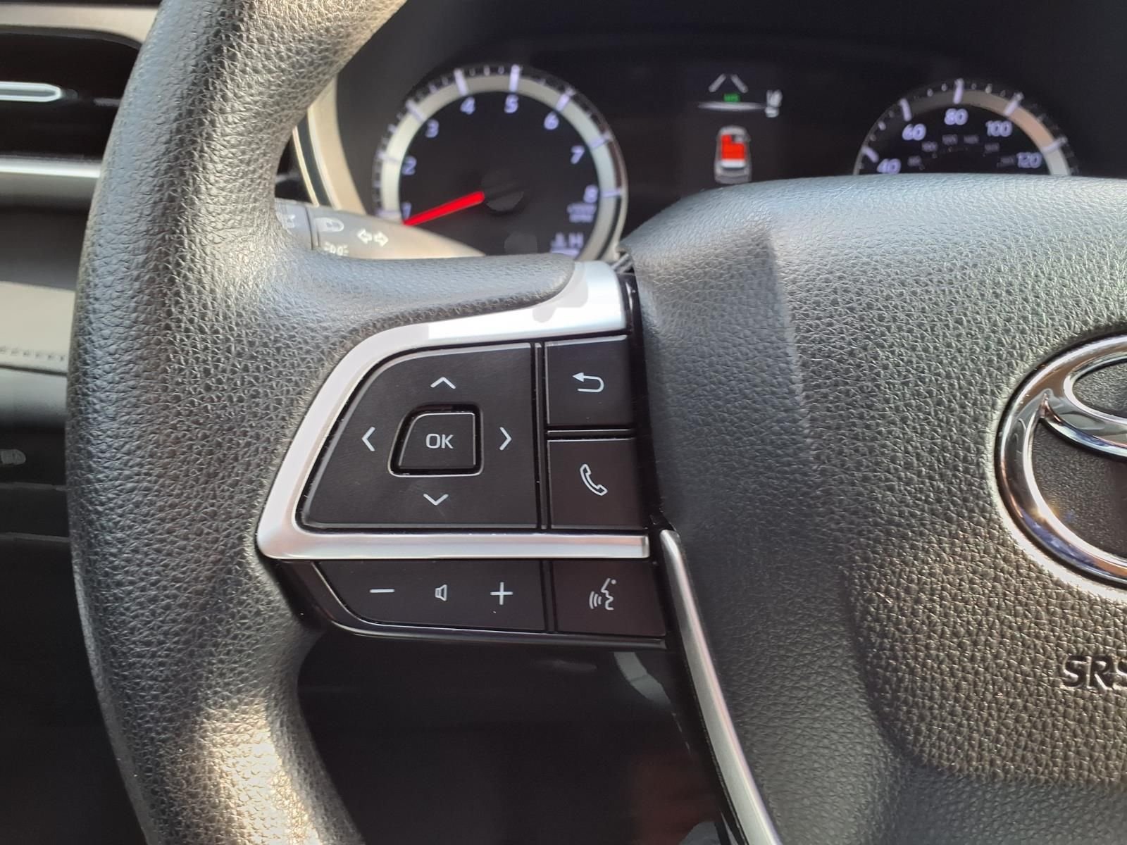 Used 2022 Pearl Toyota L image 22