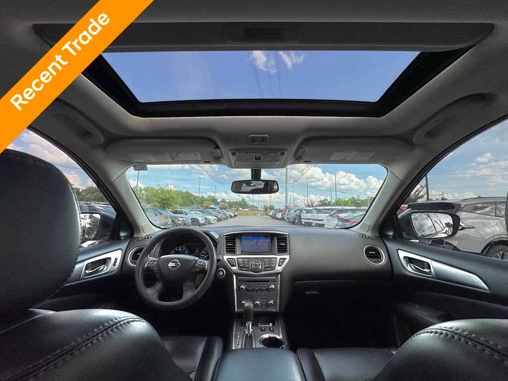 Used 2018 Red Nissan SL image 3