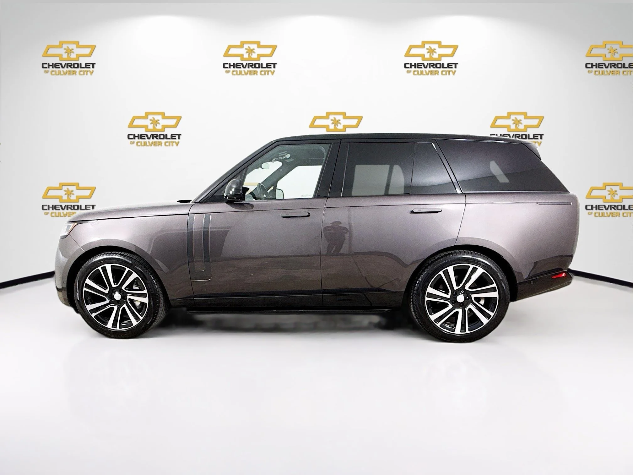 Used 2023 Gray Land Rover SE image 5