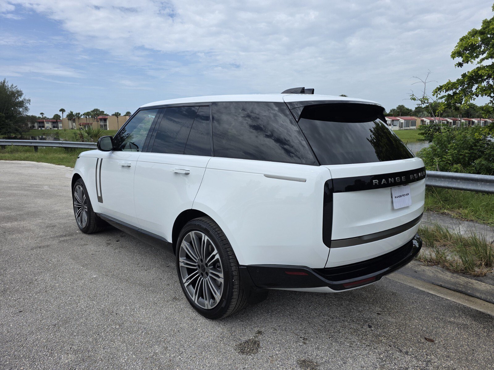 New 2026 Fuji White Land Rover P400 SE image 2
