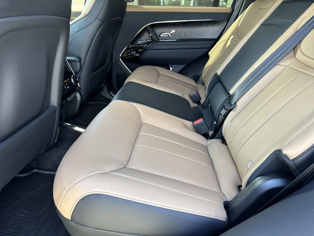 New 2026 Santorini Black Land Rover Dynamic SE image 8