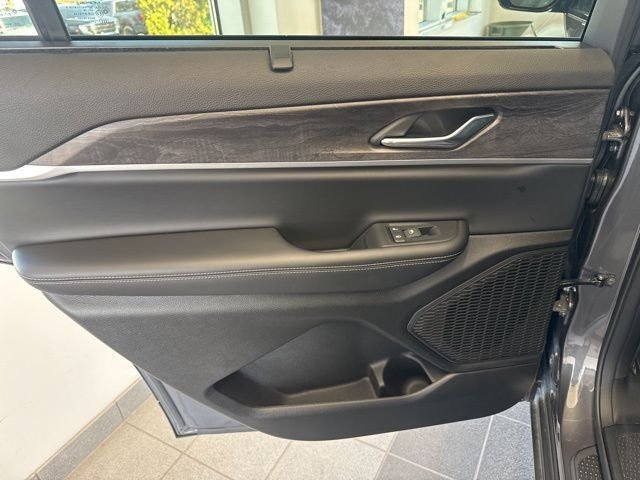 Used 2025 Metallic Jeep Limited image 22