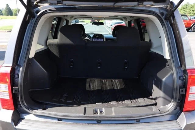 Used 2014 Granite Crystal Clearcoat Metallic Jeep Latitude image 7