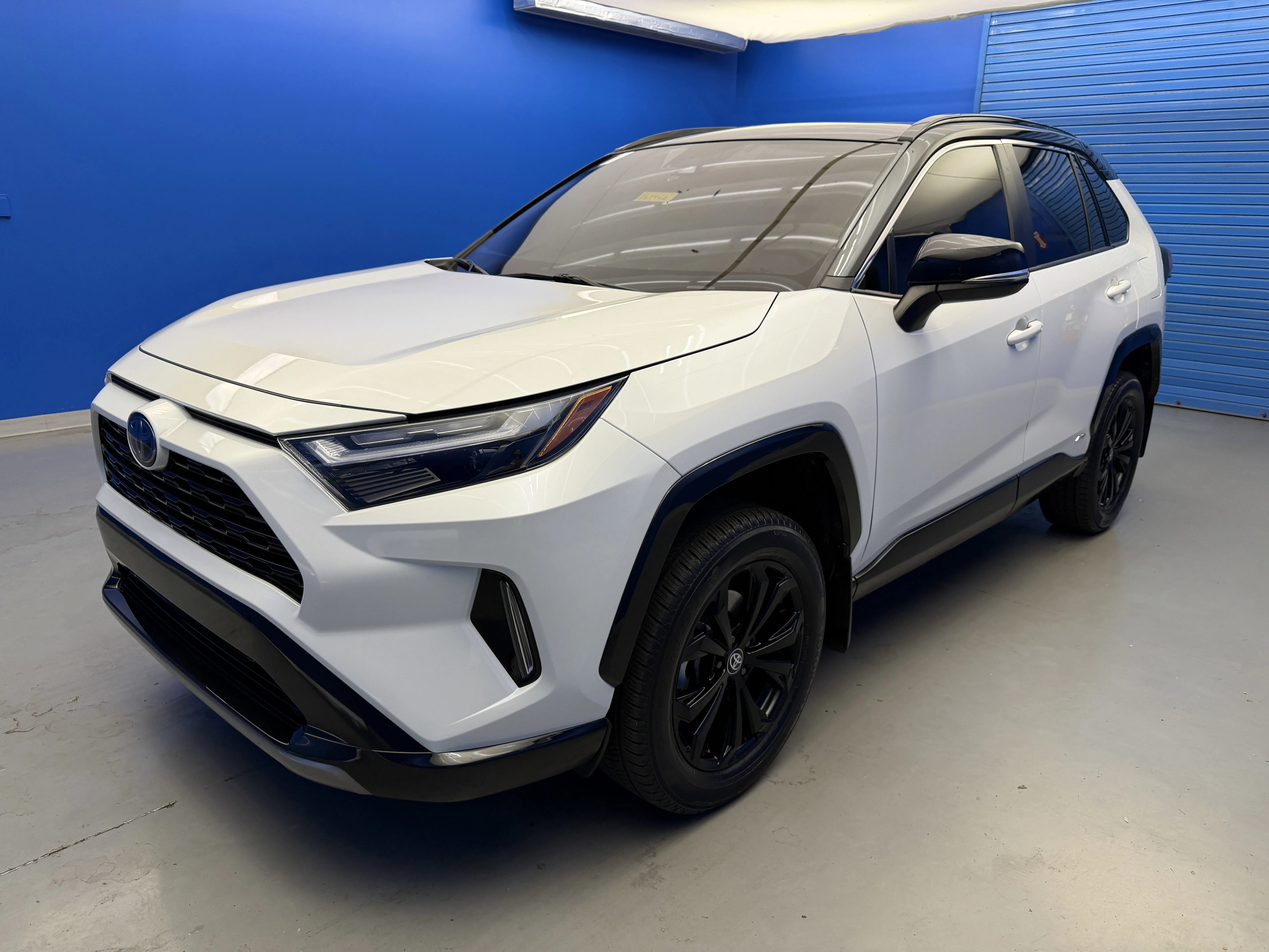 Used 2022 Blizzard Pearl/Midnight Black Metallic Toyota Hybrid XSE image 4